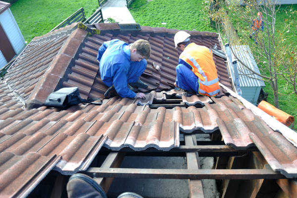 Couvreur au travail sur une toiture au Perreux-sur-Marne